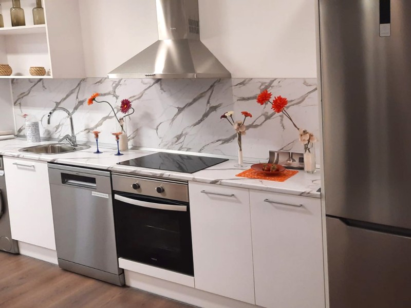 Cocina de Aqua de Quart. ElectrodomÃ©sticos incluidos: horno, placa vitrocerÃ¡mica y campana decorativa