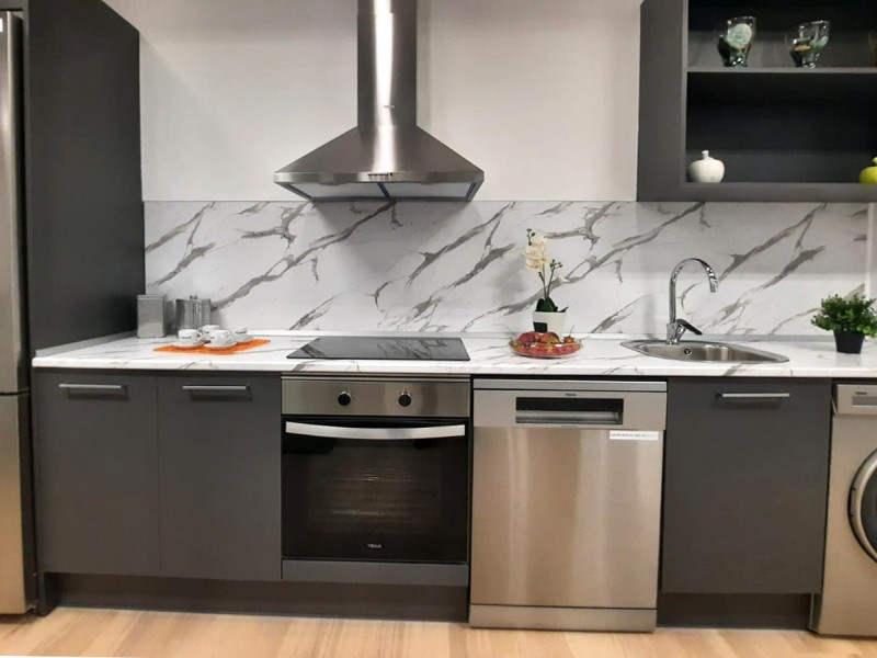 Cocina de Aqua de Quart. ElectrodomÃ©sticos incluidos: horno, placa vitrocerÃ¡mica y campana decorativa