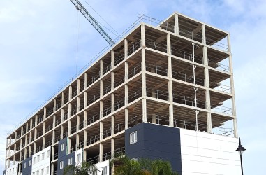 ColocaciÃ³n de fachada industrializada en el Edificio Aqua de Quart